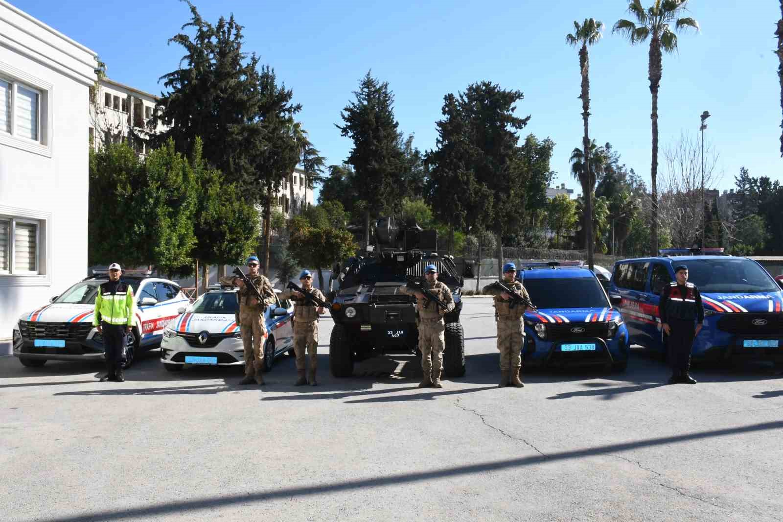 Mersin’de zehir tacirlerine şafak operasyonu: 43 gözaltı, 448 bin sentetik hap ele geçirildi
