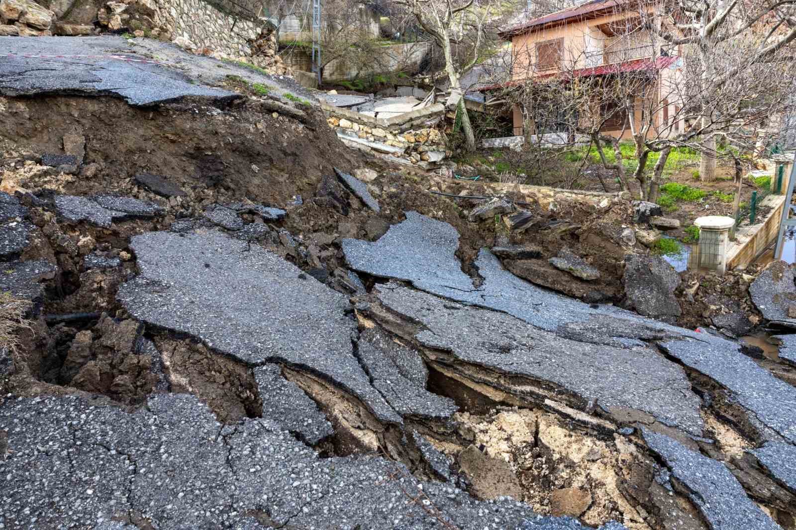 Mersin’deki heyelan bölgesi havadan görüntülendi
