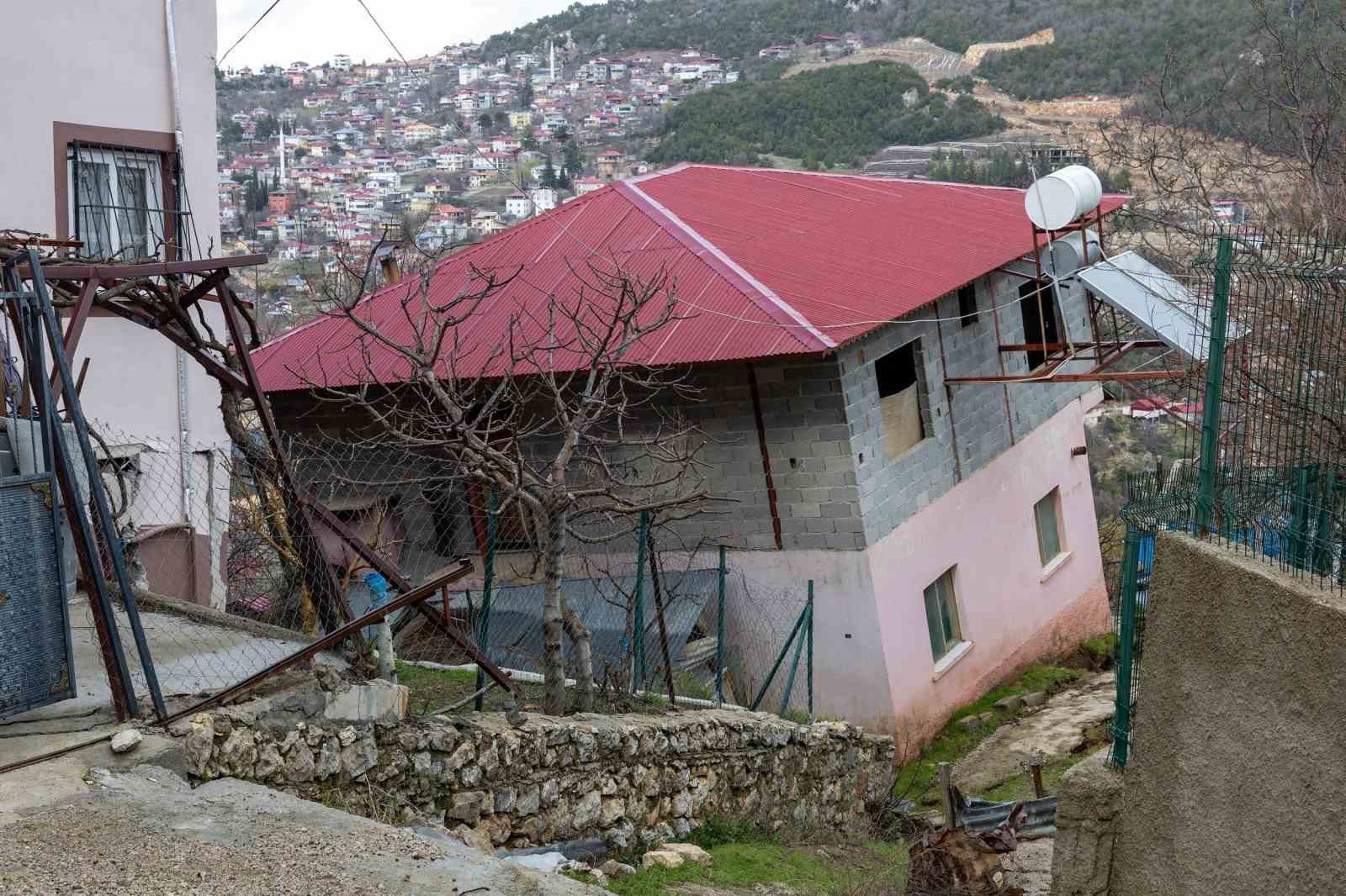 Mersin’deki heyelan bölgesi havadan görüntülendi
