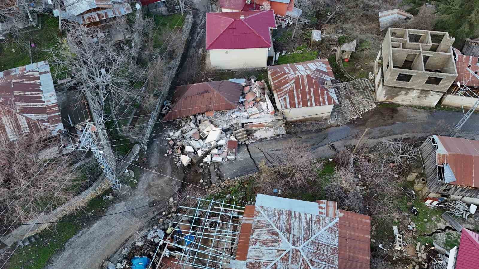 Mersin’deki heyelan bölgesi havadan görüntülendi

