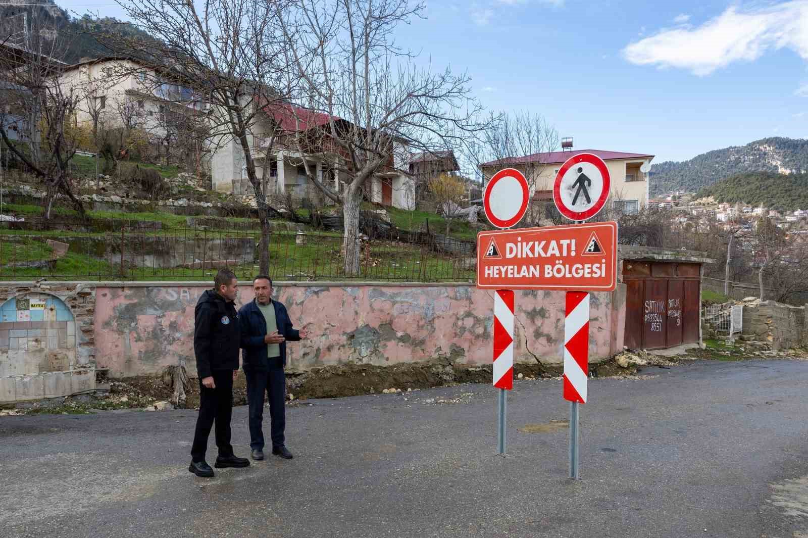 Mersin’deki heyelan bölgesi havadan görüntülendi
