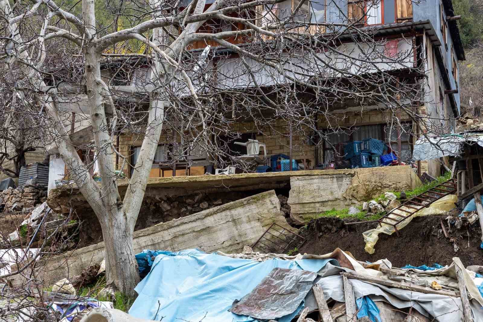 Mersin’deki heyelan bölgesi havadan görüntülendi
