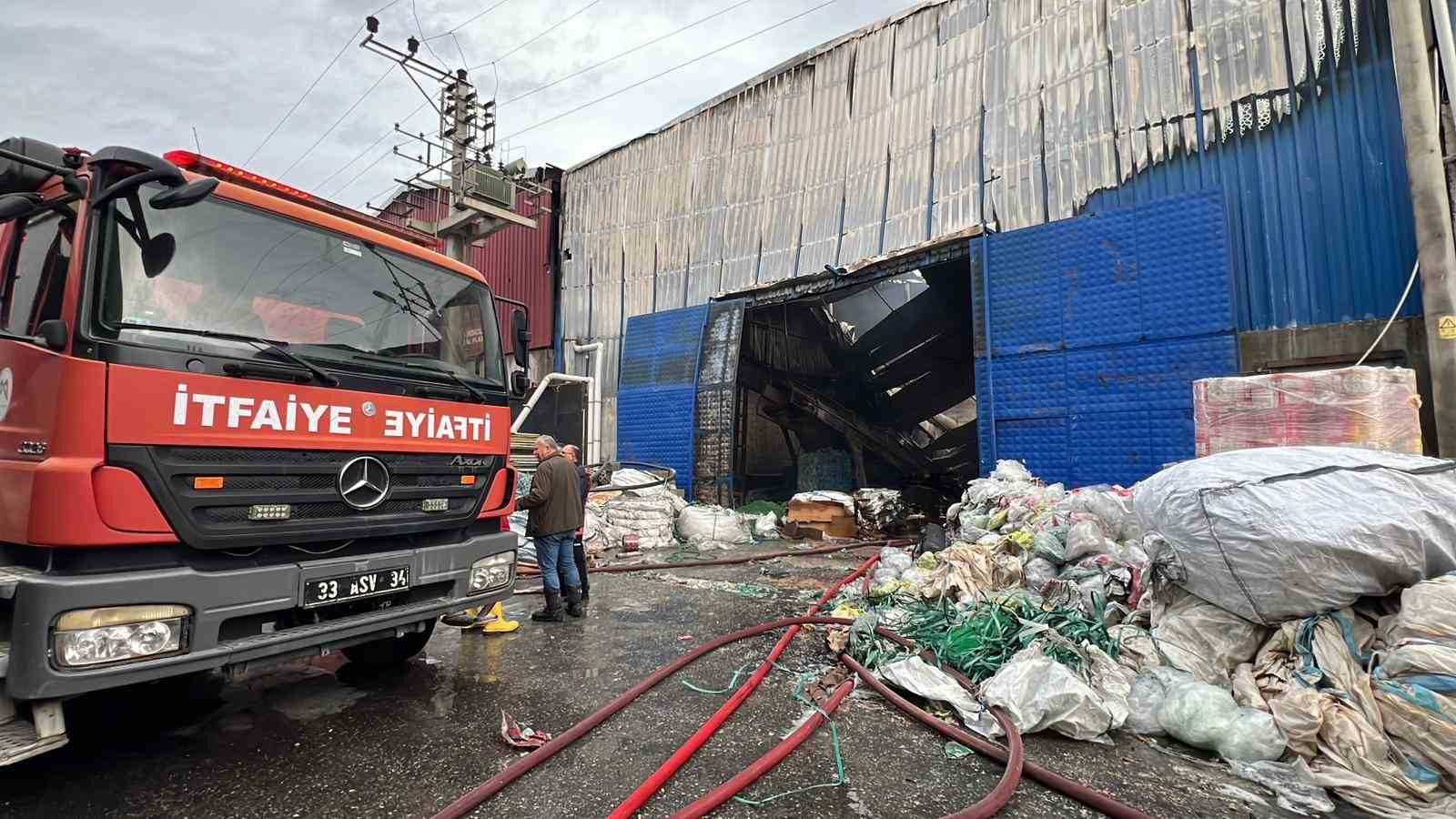 Mersin’deki plastik ham madde deposunda çıkan yangın kontrol altına alındı
