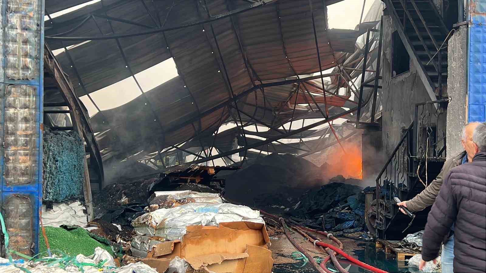 Mersin’deki plastik ham madde deposunda çıkan yangın kontrol altına alındı
