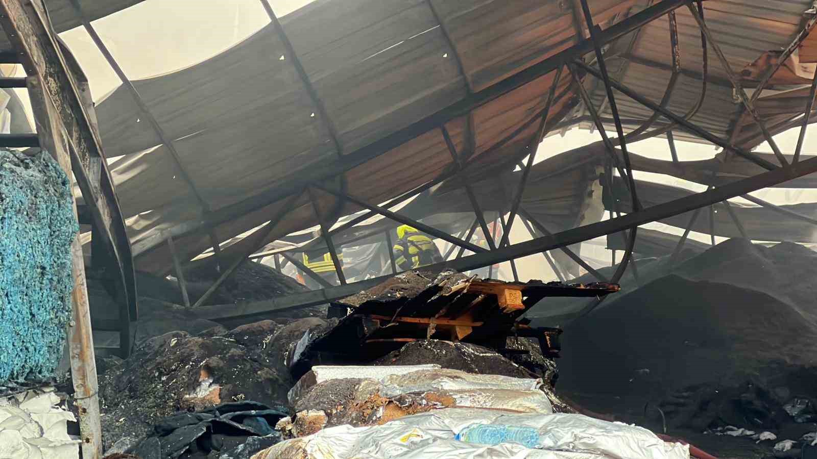 Mersin’deki plastik ham madde deposunda çıkan yangın kontrol altına alındı
