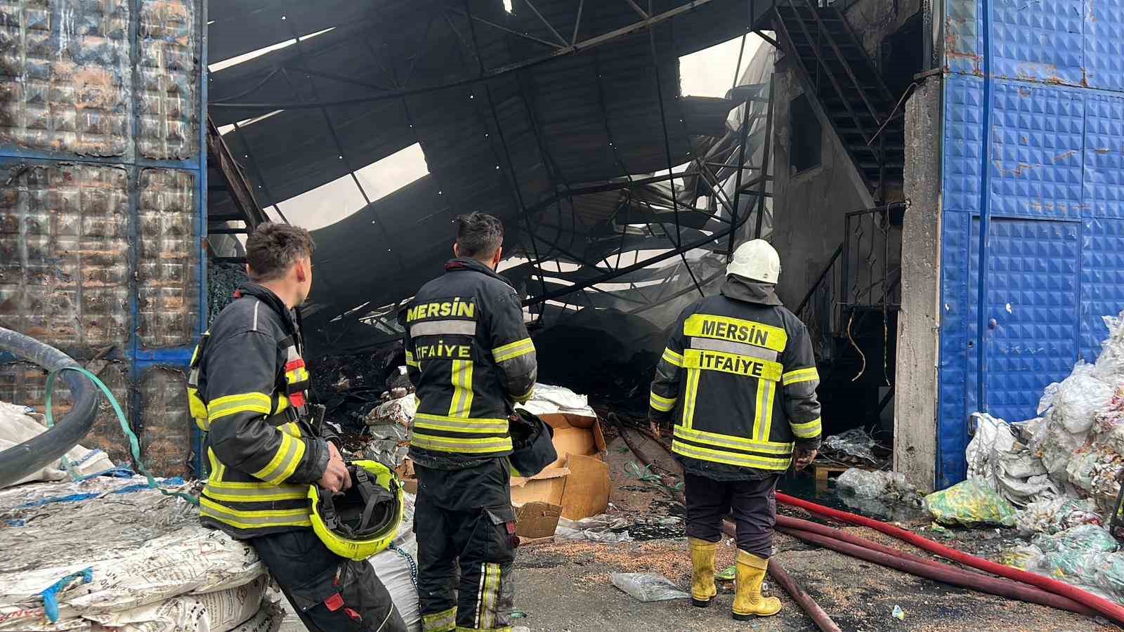 Mersin’deki plastik ham madde deposunda çıkan yangın kontrol altına alındı
