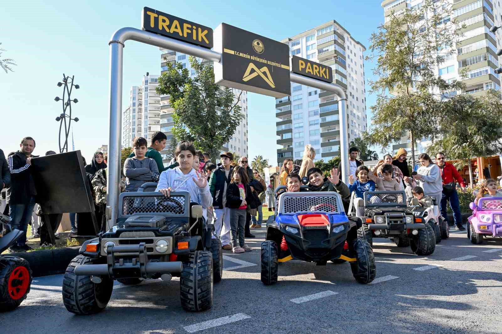 Mersin’deki Trafik Parkı çocukların akınına uğradı
Mersin’deki Trafik Parkı çocukların akınına uğradı