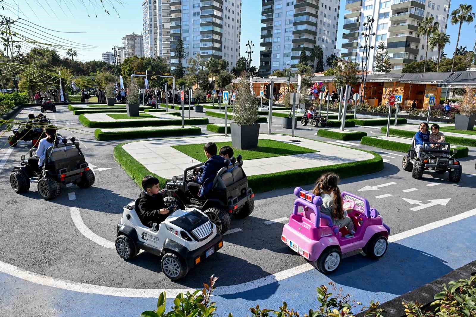 Mersin’deki Trafik Parkı çocukların akınına uğradı
Mersin’deki Trafik Parkı çocukların akınına uğradı