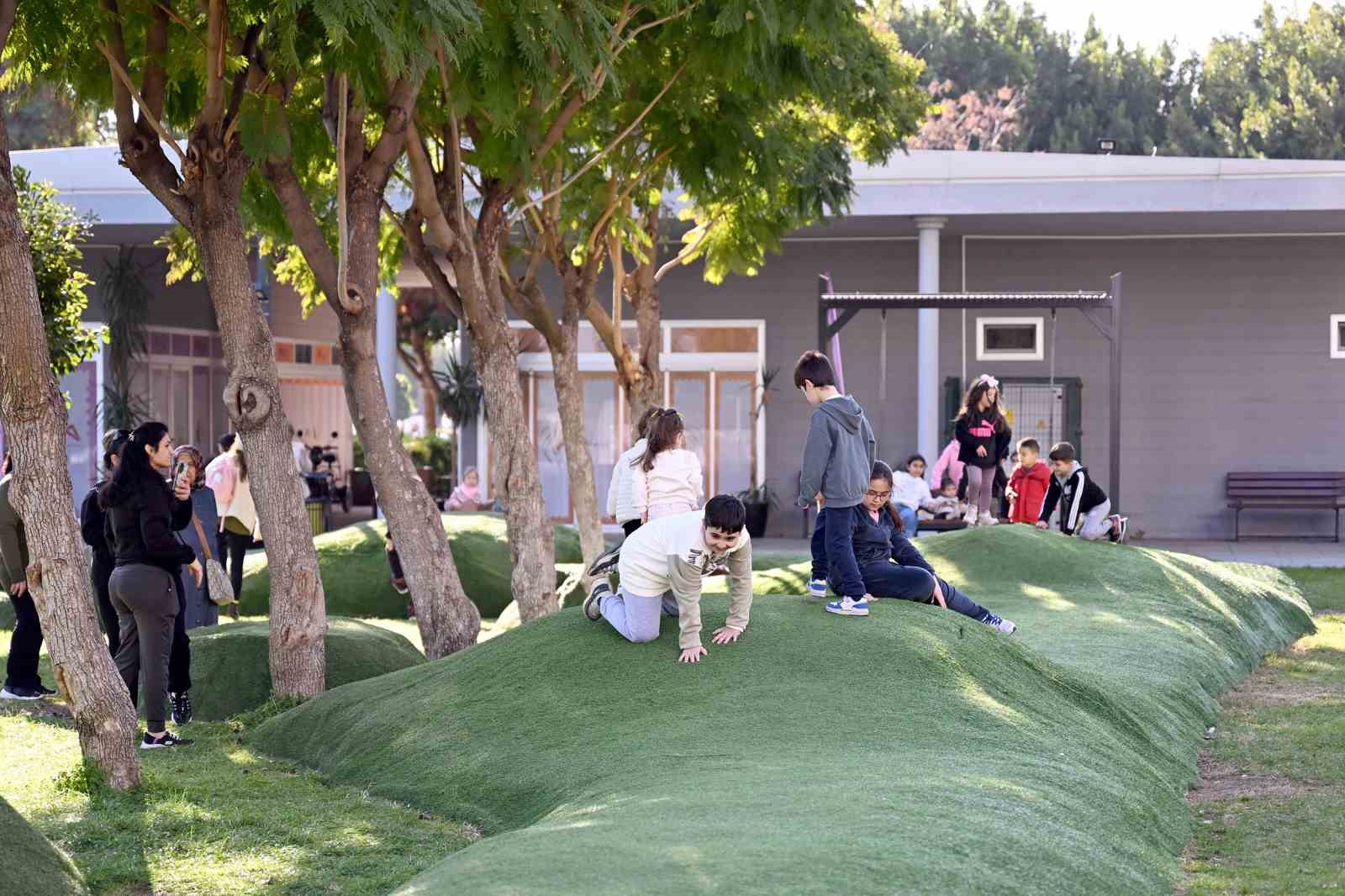 Mersin’deki Trafik Parkı çocukların akınına uğradı
Mersin’deki Trafik Parkı çocukların akınına uğradı