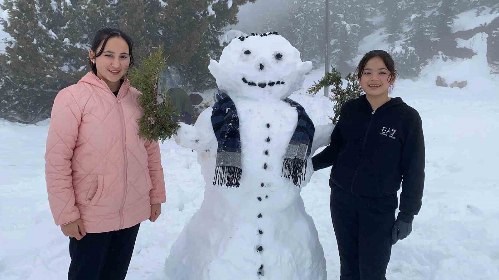 Mersin’in yüksek kesimlerinde kar sevinci
Mersin’in yüksek kesimlerinde kar sevinci
