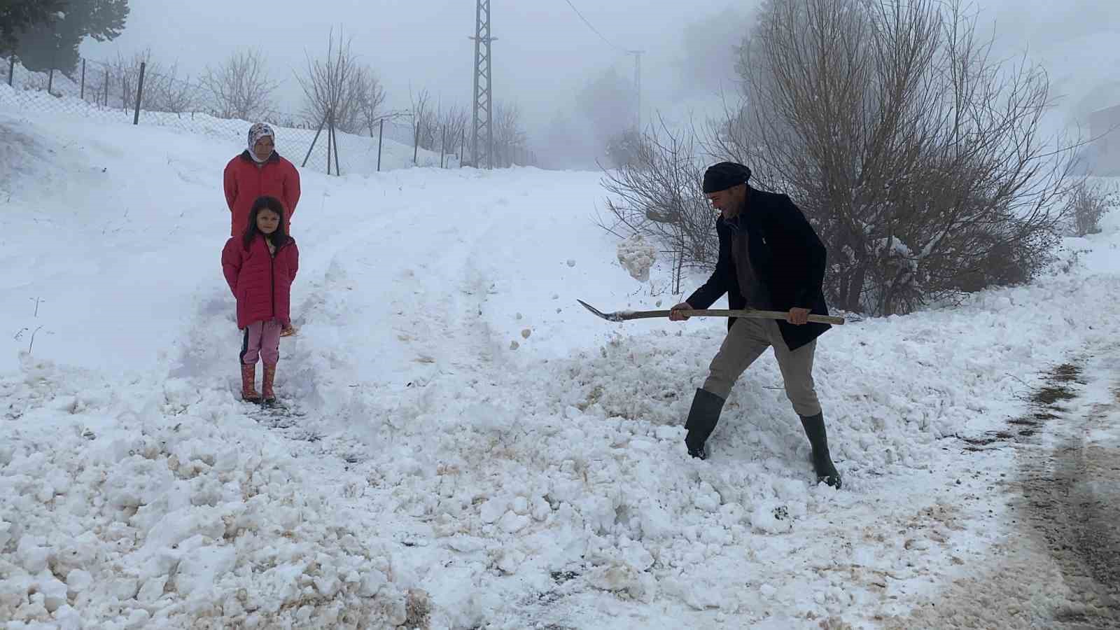Mersin’in yüksek kesimlerinde kar sevinci
Mersin’in yüksek kesimlerinde kar sevinci