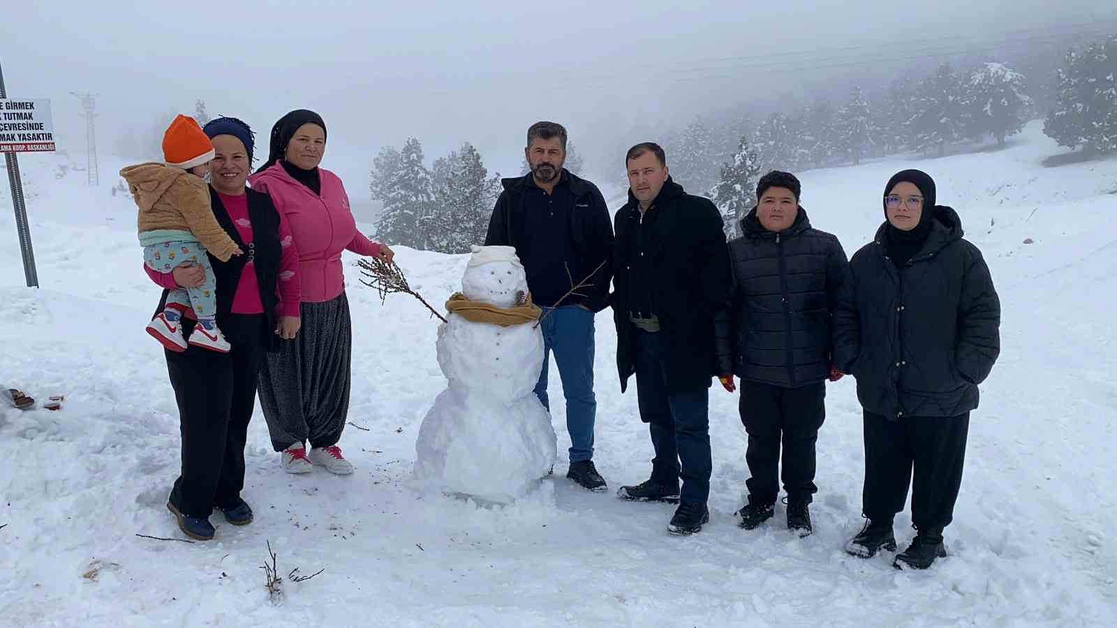 Mersin’in yüksek kesimlerinde kar sevinci
Mersin’in yüksek kesimlerinde kar sevinci