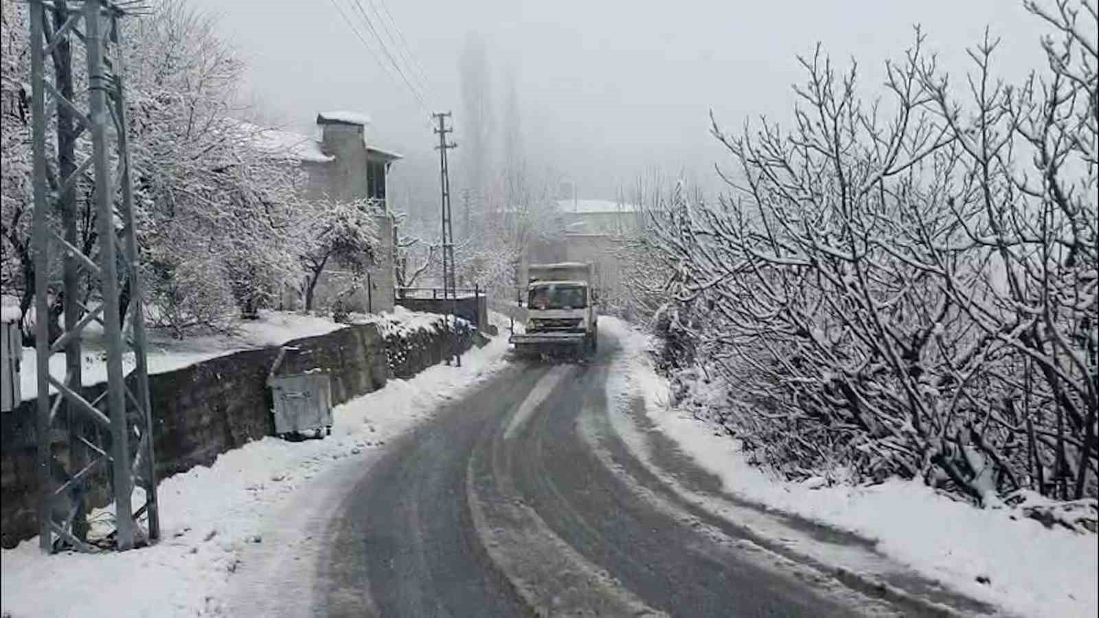 Mersin’in yüksek kesimlerinde karla mücadele sürüyor
Mersin’in yüksek kesimlerinde karla mücadele sürüyor