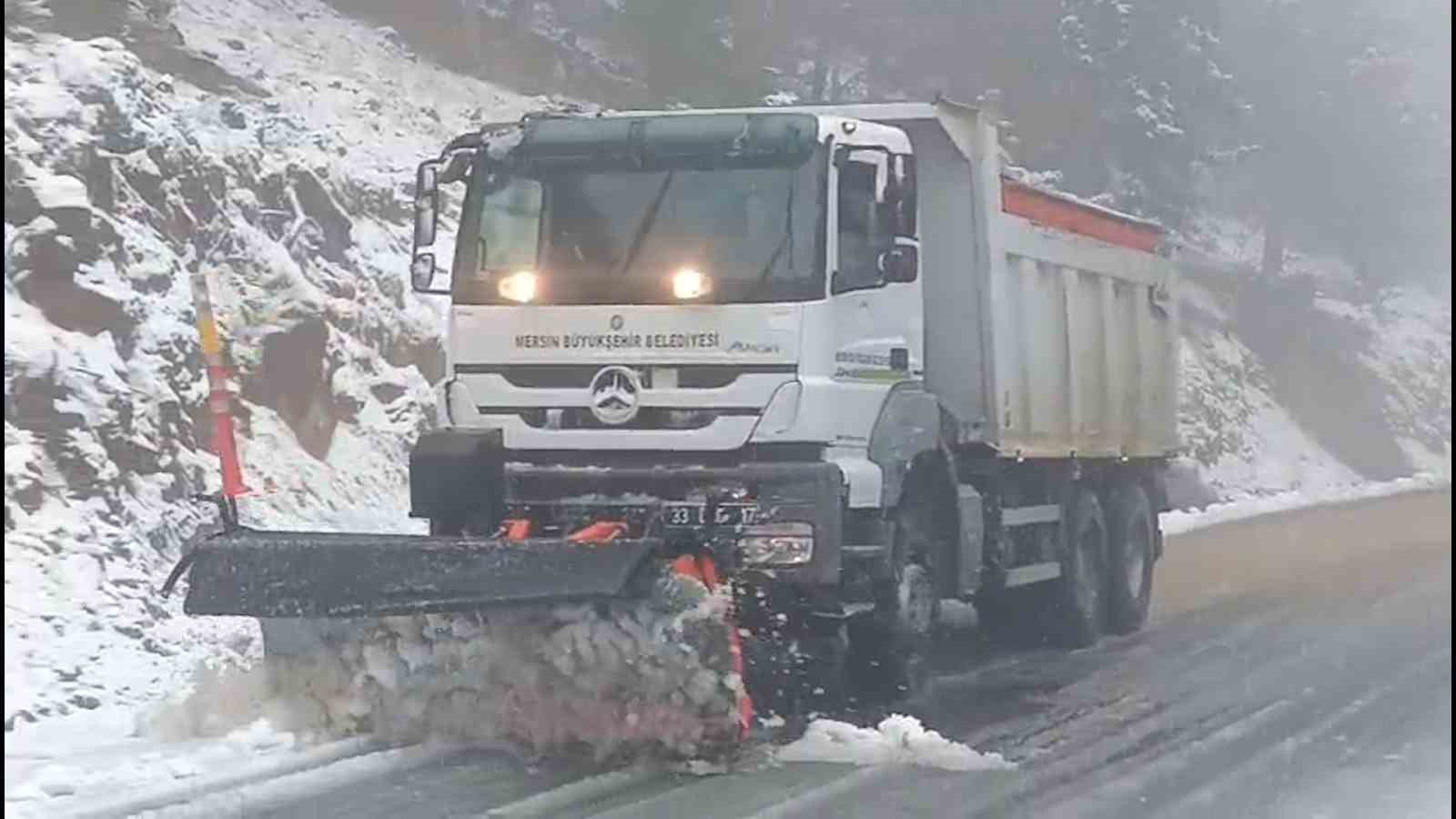 Mersin’in yüksek kesimlerinde karla mücadele sürüyor
Mersin’in yüksek kesimlerinde karla mücadele sürüyor