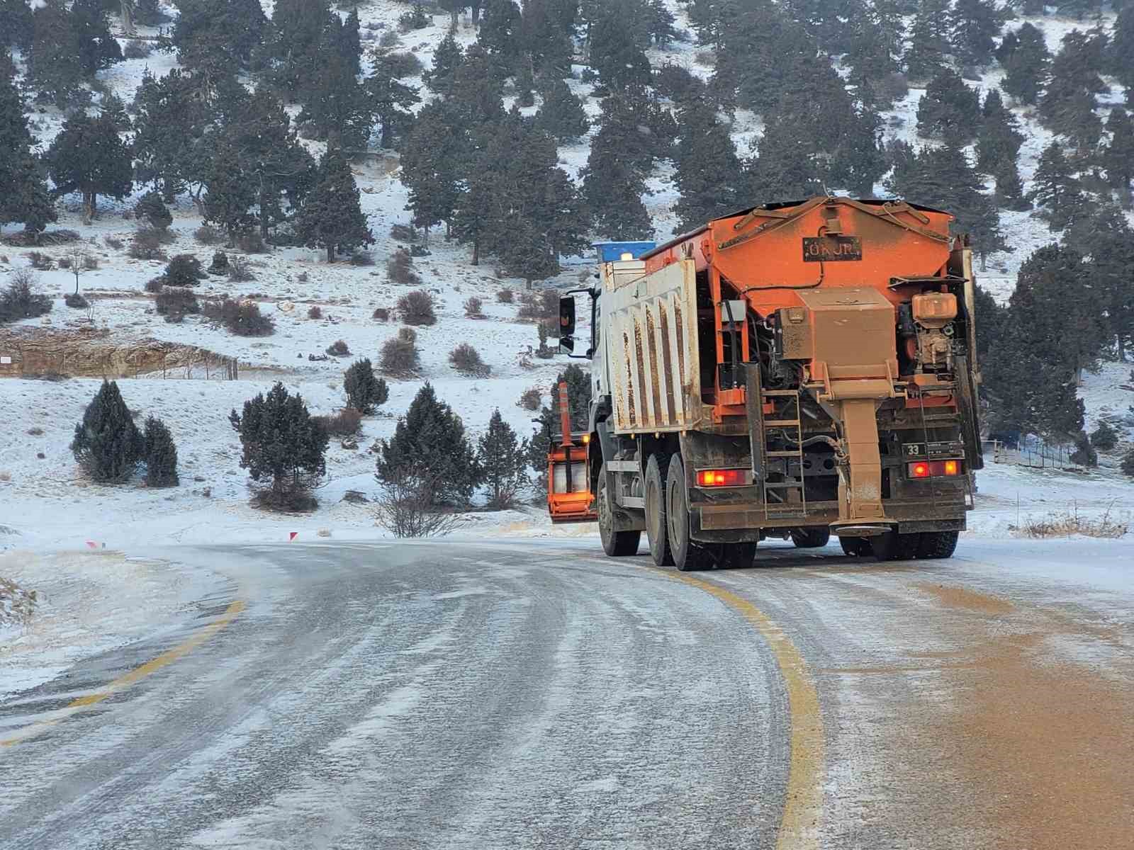 Mersin’in yüksek kesimlerinde karla mücadele
