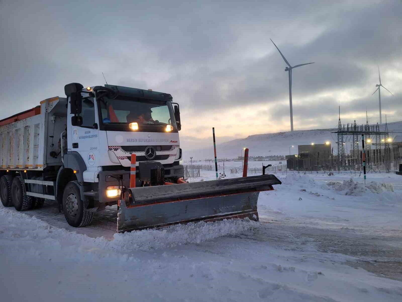 Mersin’in yüksek kesimlerinde karla mücadele

