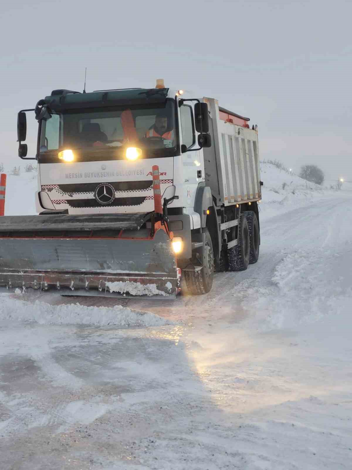 Mersin’in yüksek kesimlerinde karla mücadele
