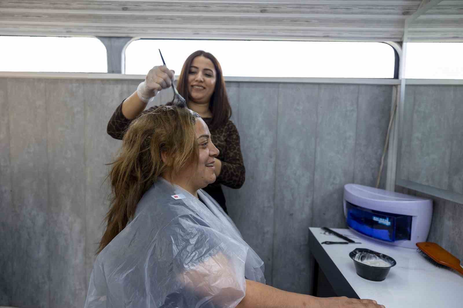 Mersinliler bayrama mobil kuaför ile hazırlandı
