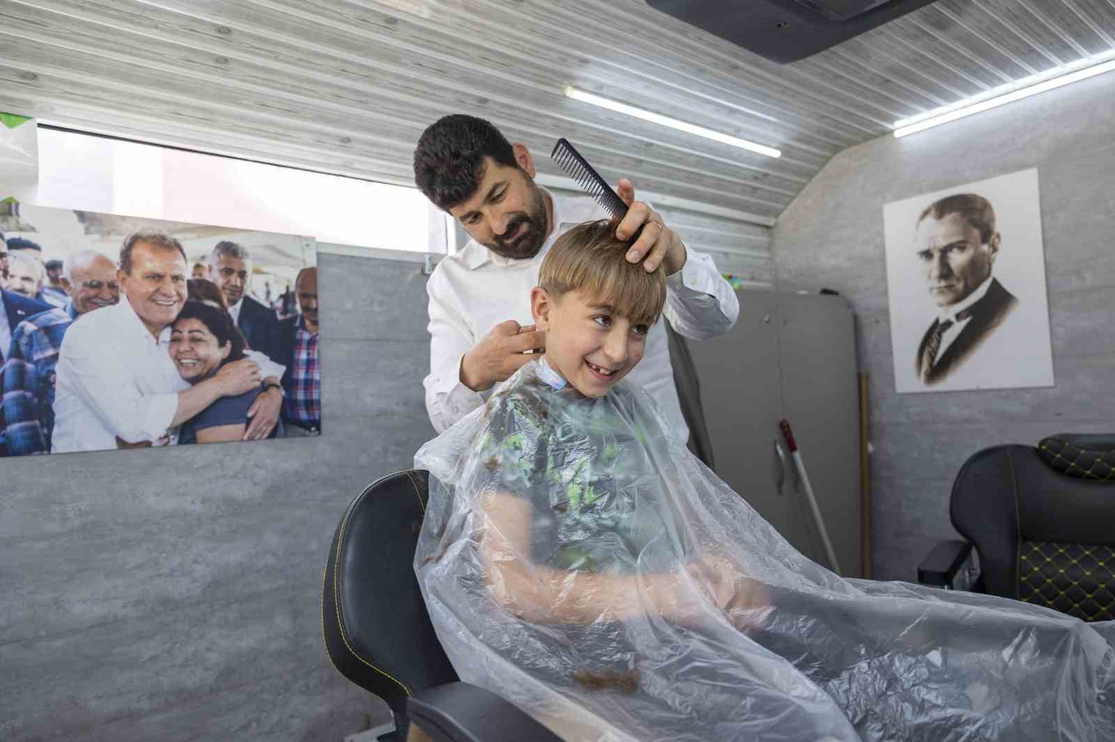 Mersinliler bayrama mobil kuaför ile hazırlandı
