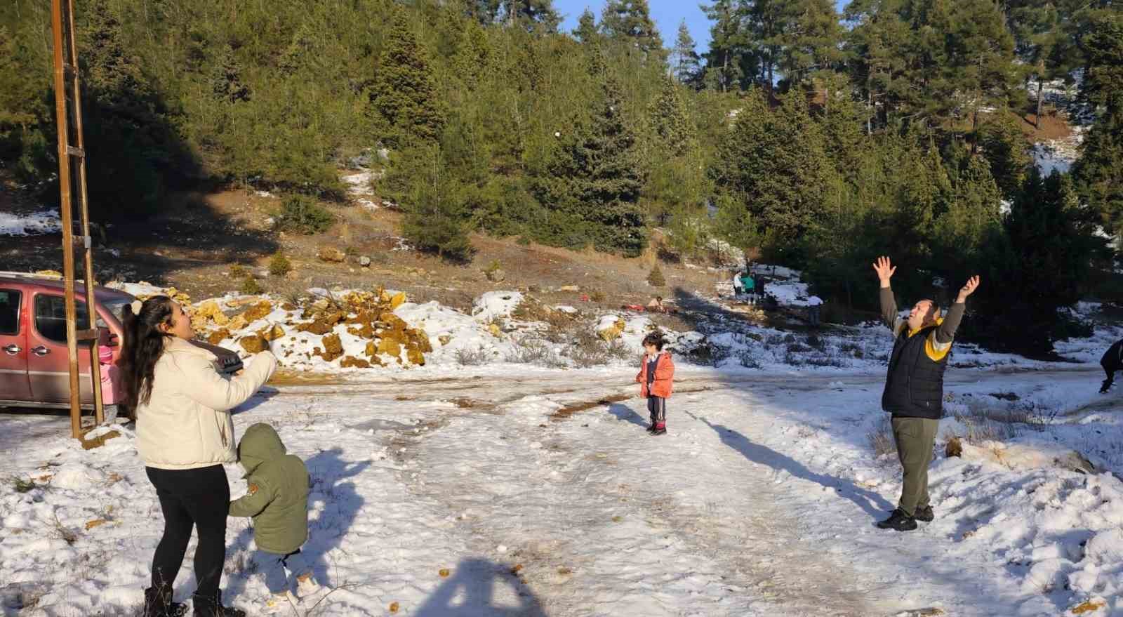 Mersinliler hafta sonu kar yağan yaylalara akın etti
