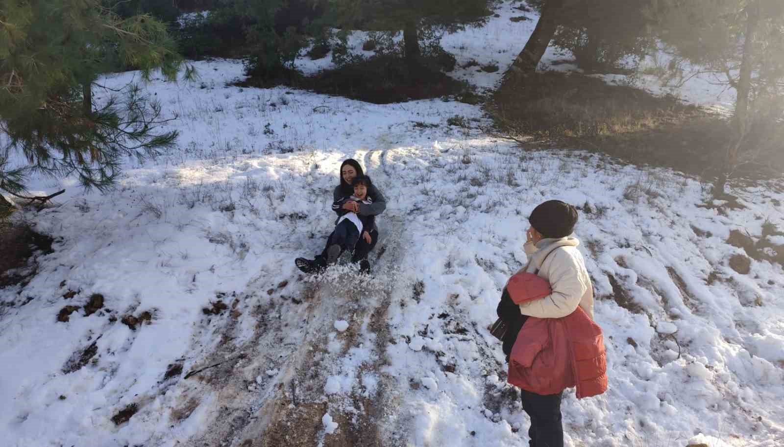 Mersinliler hafta sonu kar yağan yaylalara akın etti
