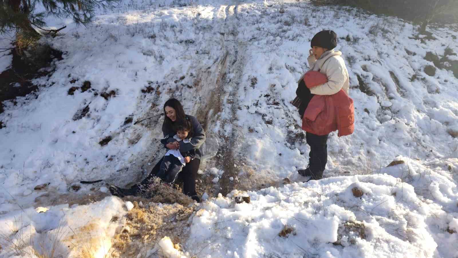 Mersinliler hafta sonu kar yağan yaylalara akın etti

