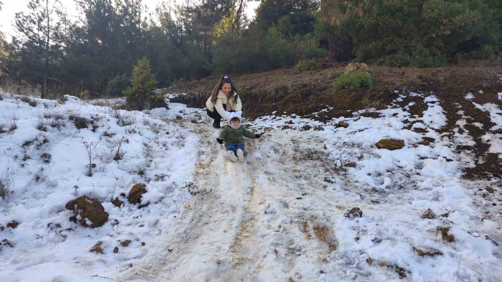 Mersinliler hafta sonu kar yağan yaylalara akın etti
