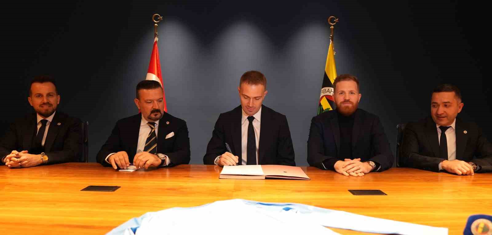 Mert Günok yeniden Fenerbahçe’de
