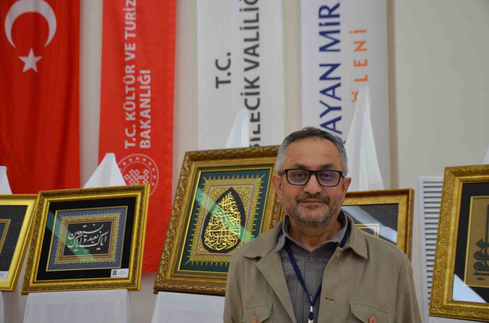 Mesai saatleri haricinde naht sanatını icra ederek, cami ve türbelere hat tabloları yapıyor
Mesai saatleri haricinde naht sanatını icra ederek, cami ve türbelere hat tabloları yapıyor