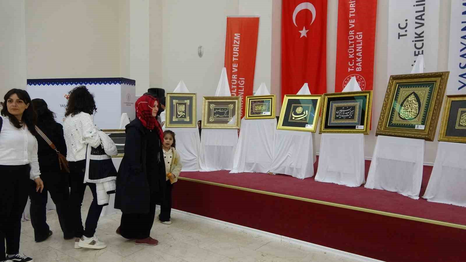 Mesai saatleri haricinde naht sanatını icra ederek, cami ve türbelere hat tabloları yapıyor
Mesai saatleri haricinde naht sanatını icra ederek, cami ve türbelere hat tabloları yapıyor