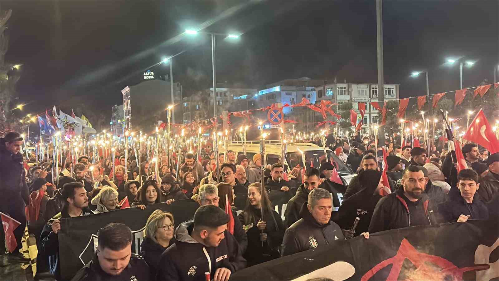 Meşaleler Çanakkale şehitleri için yandı
