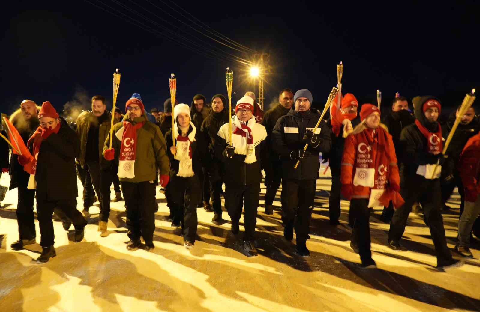Meşalelerle şehitler için geceyi aydınlattılar
