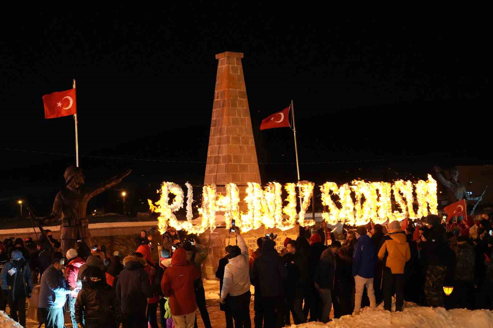 Meşalelerle şehitler için geceyi aydınlattılar
