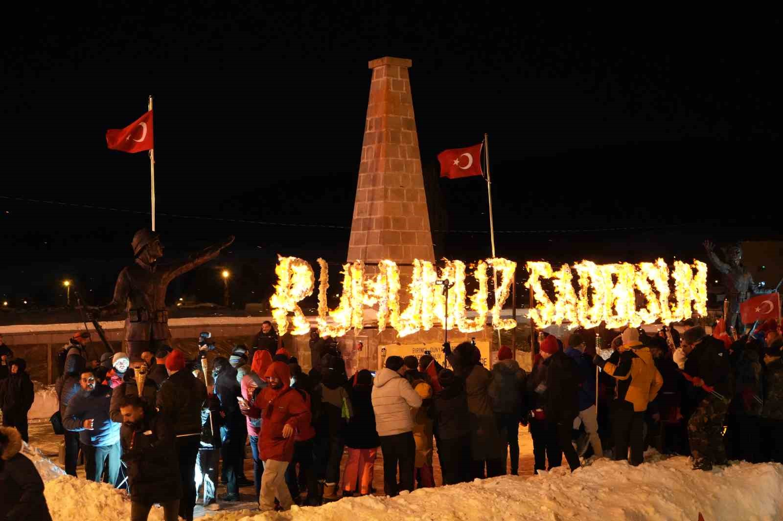 Meşalelerle şehitler için geceyi aydınlattılar
