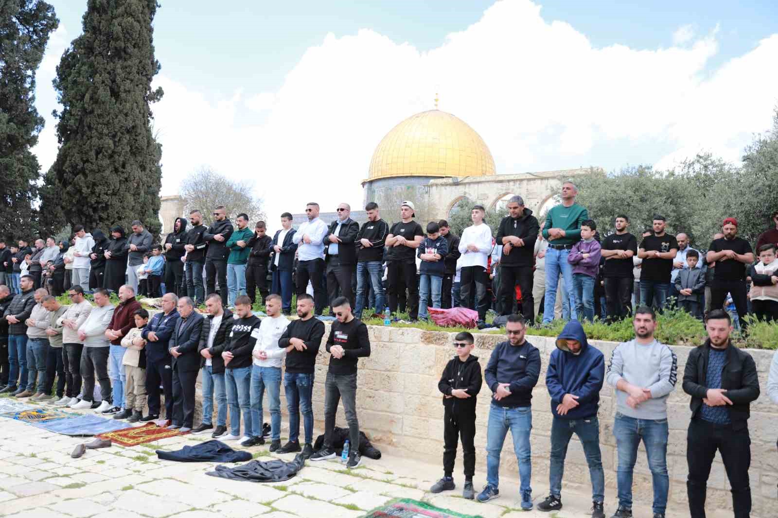 Mescid-i Aksa’da 6 hafta sonra ilk cuma namazı 100 bin kişiyle kılındı
