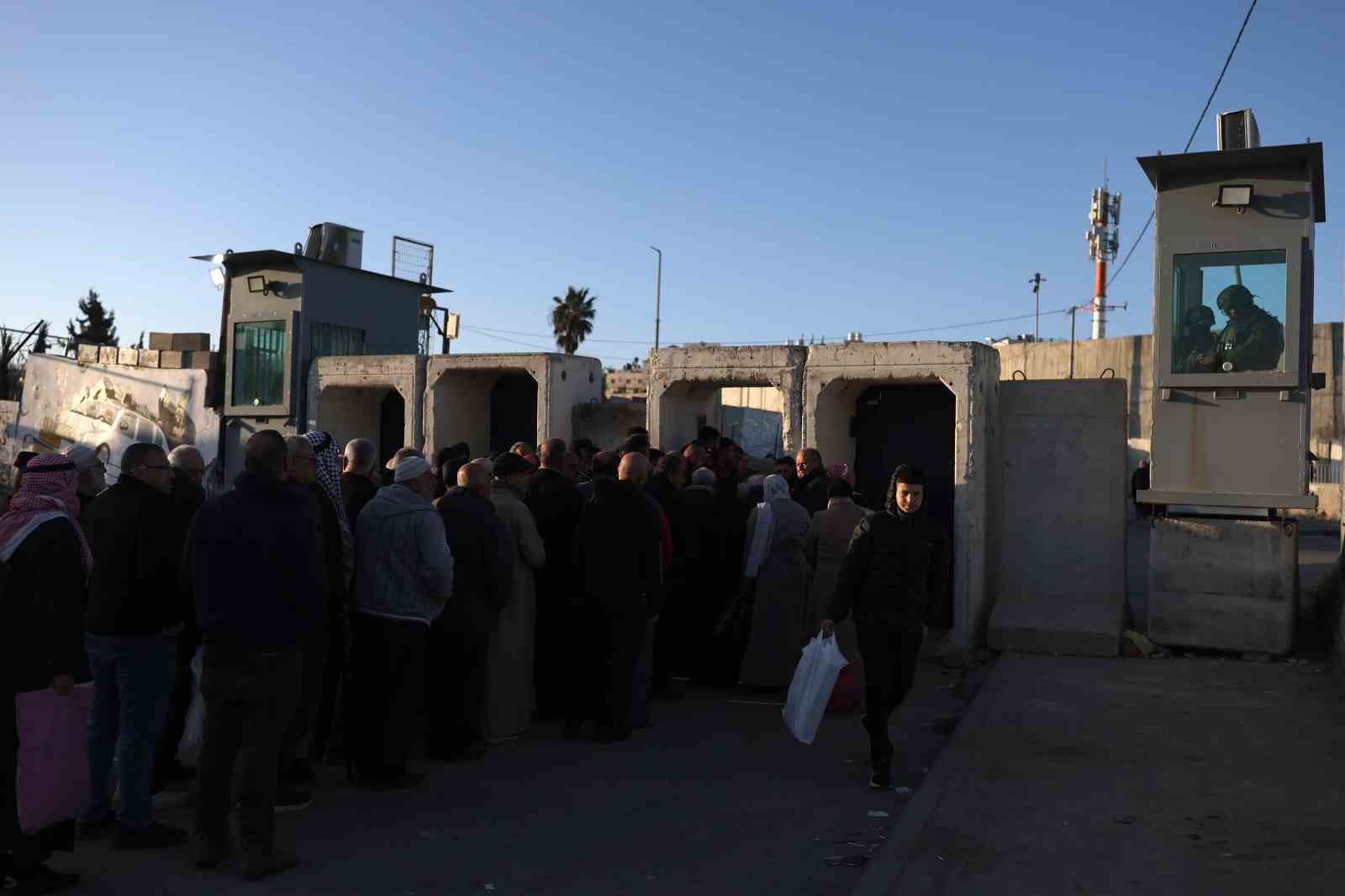 Mescid-i Aksa’da 80 bin kişi Ramazanın ilk cuma namazını kıldı
