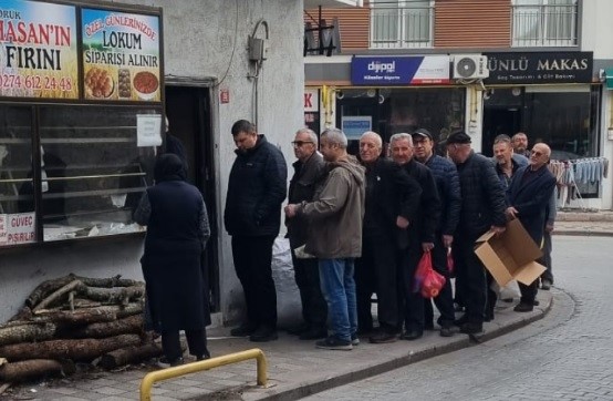 Meşhur Tavşanlı haşhaşlı lokumu için kuyruklar oluştu
