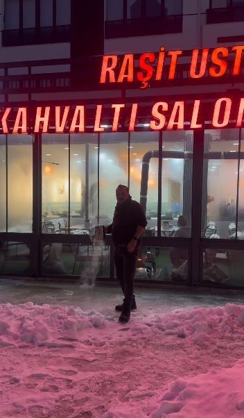 Meşhur tostçu, soğuk havada şov yapmak isterken kendini yaktı
