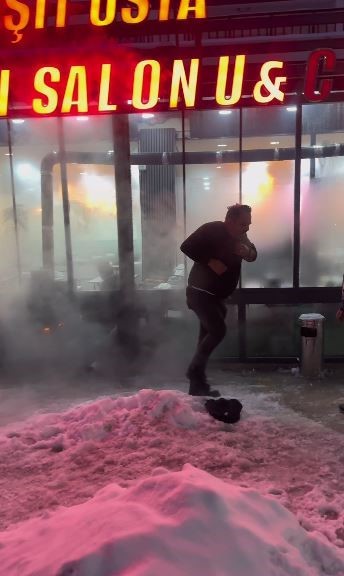 Meşhur tostçu, soğuk havada şov yapmak isterken kendini yaktı
