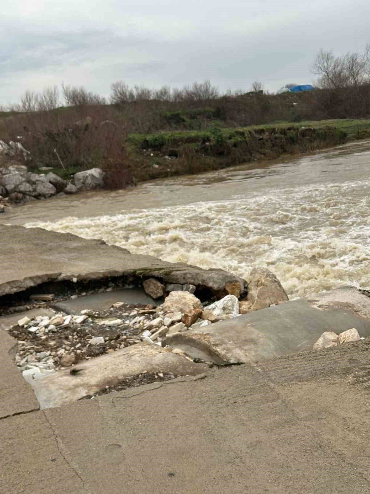 Mesire alanındaki hasarlı köprü tehlike saçıyor
