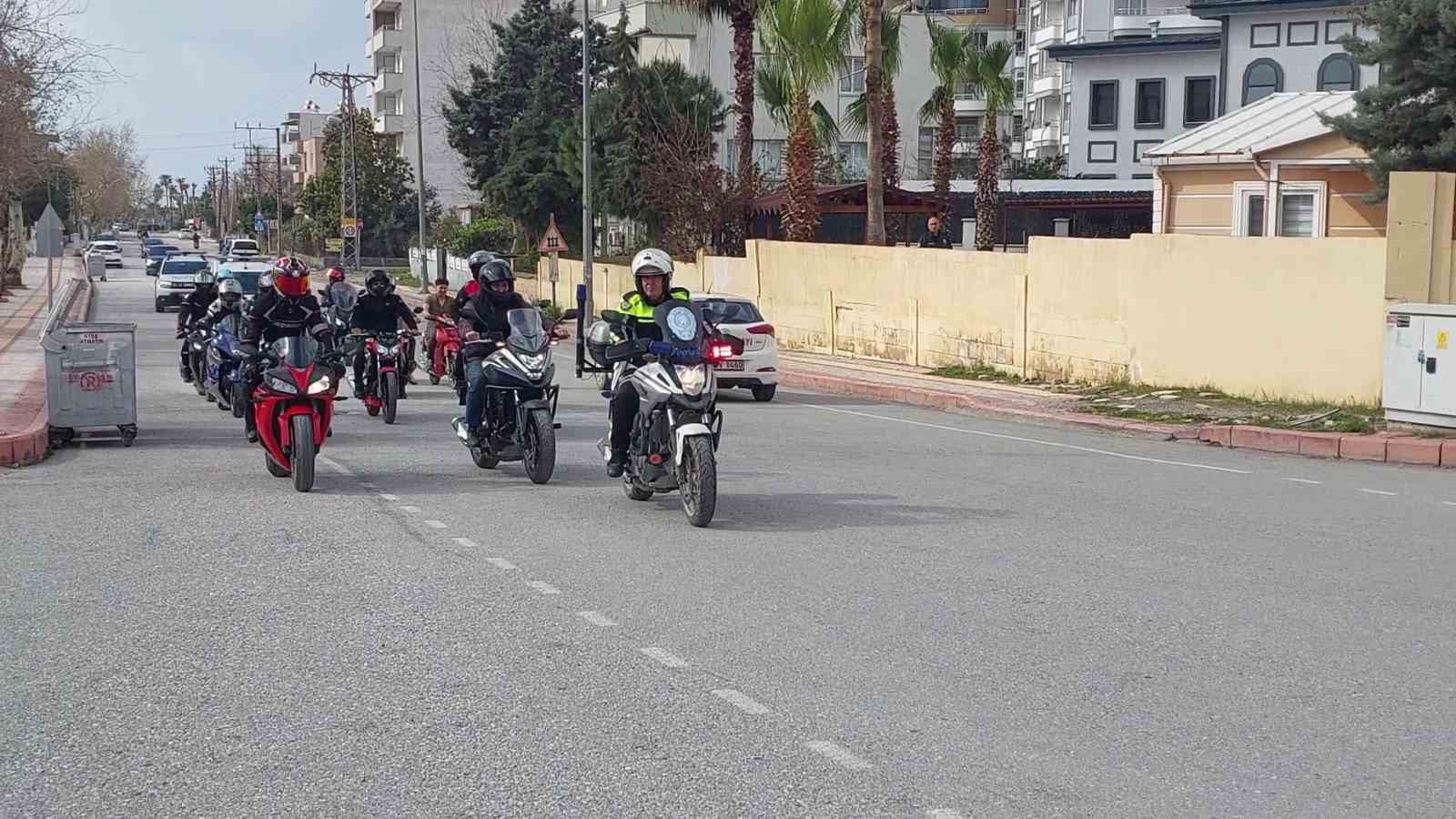 Mesleğinde 32 yılı geride bırakarak emekli olan trafik polisinin son görevinde motosikletlilerden sürpriz
