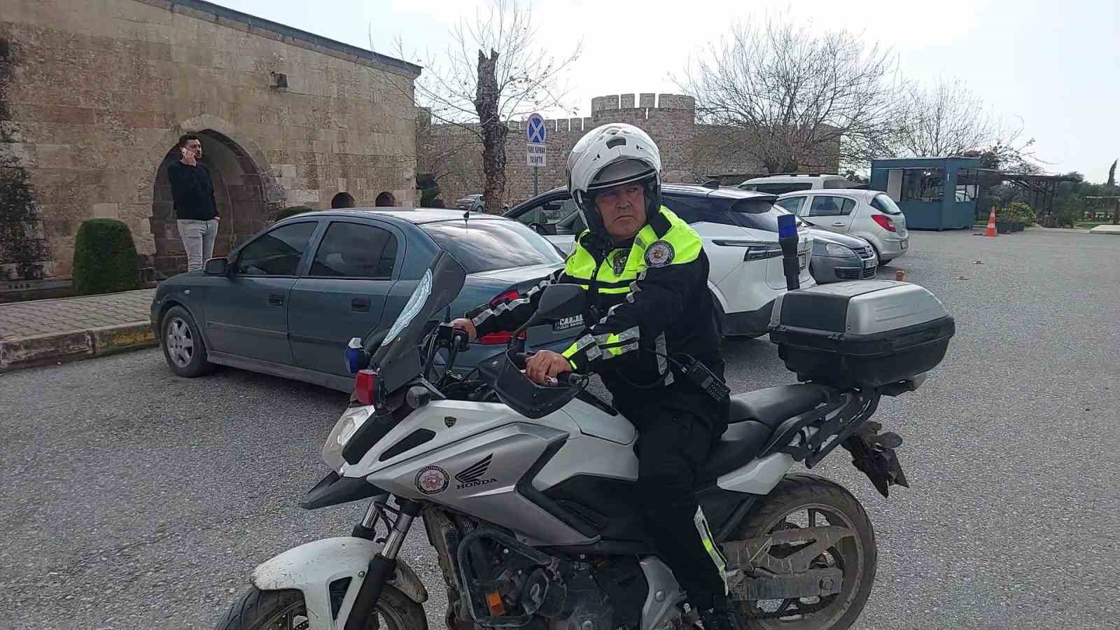 Mesleğinde 32 yılı geride bırakarak emekli olan trafik polisinin son görevinde motosikletlilerden sürpriz
