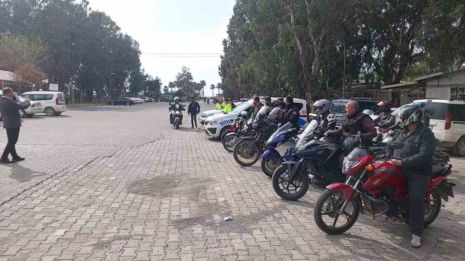 Mesleğinde 32 yılı geride bırakarak emekli olan trafik polisinin son görevinde motosikletlilerden sürpriz
