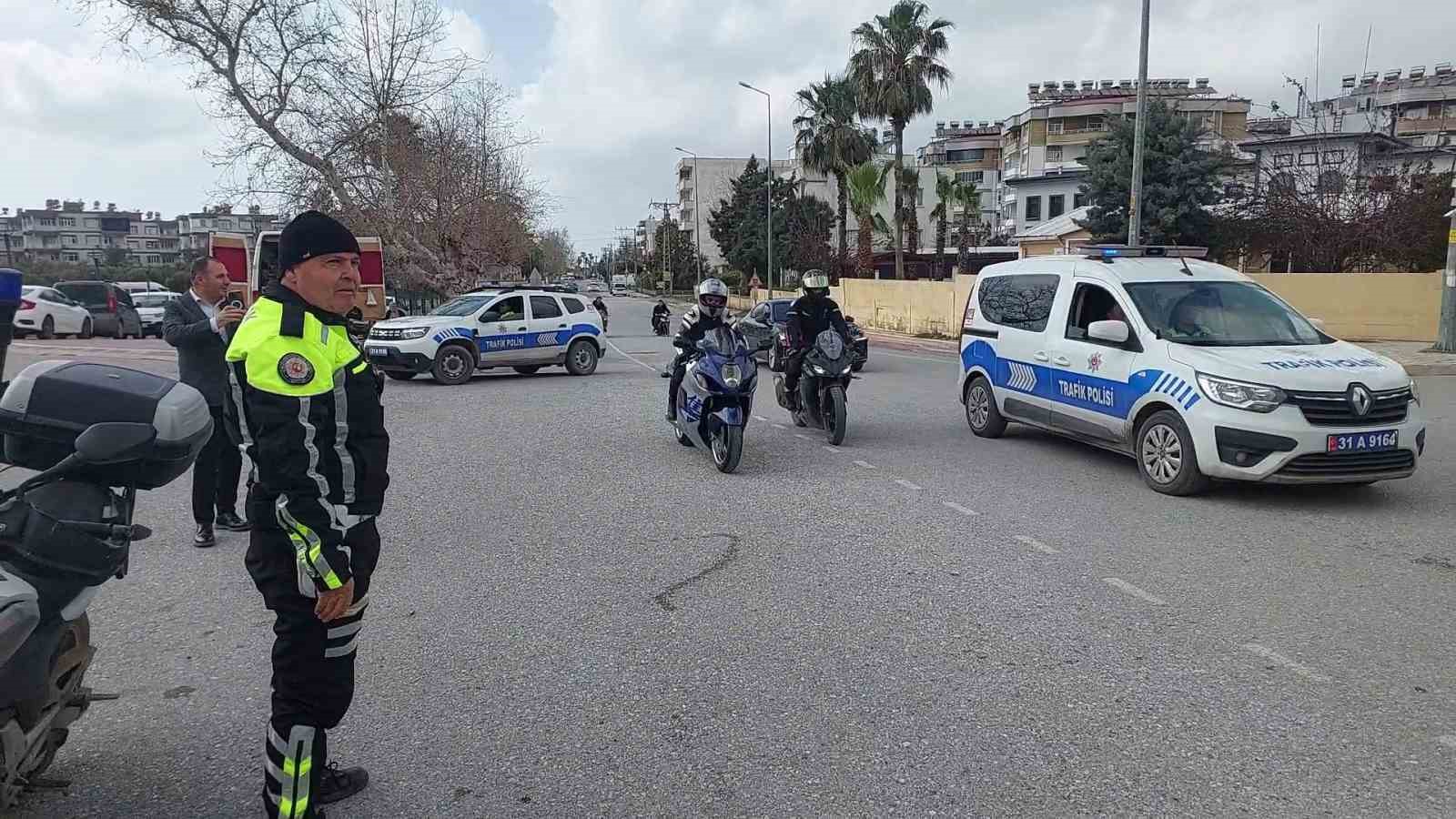 Mesleğinde 32 yılı geride bırakarak emekli olan trafik polisinin son görevinde motosikletlilerden sürpriz
