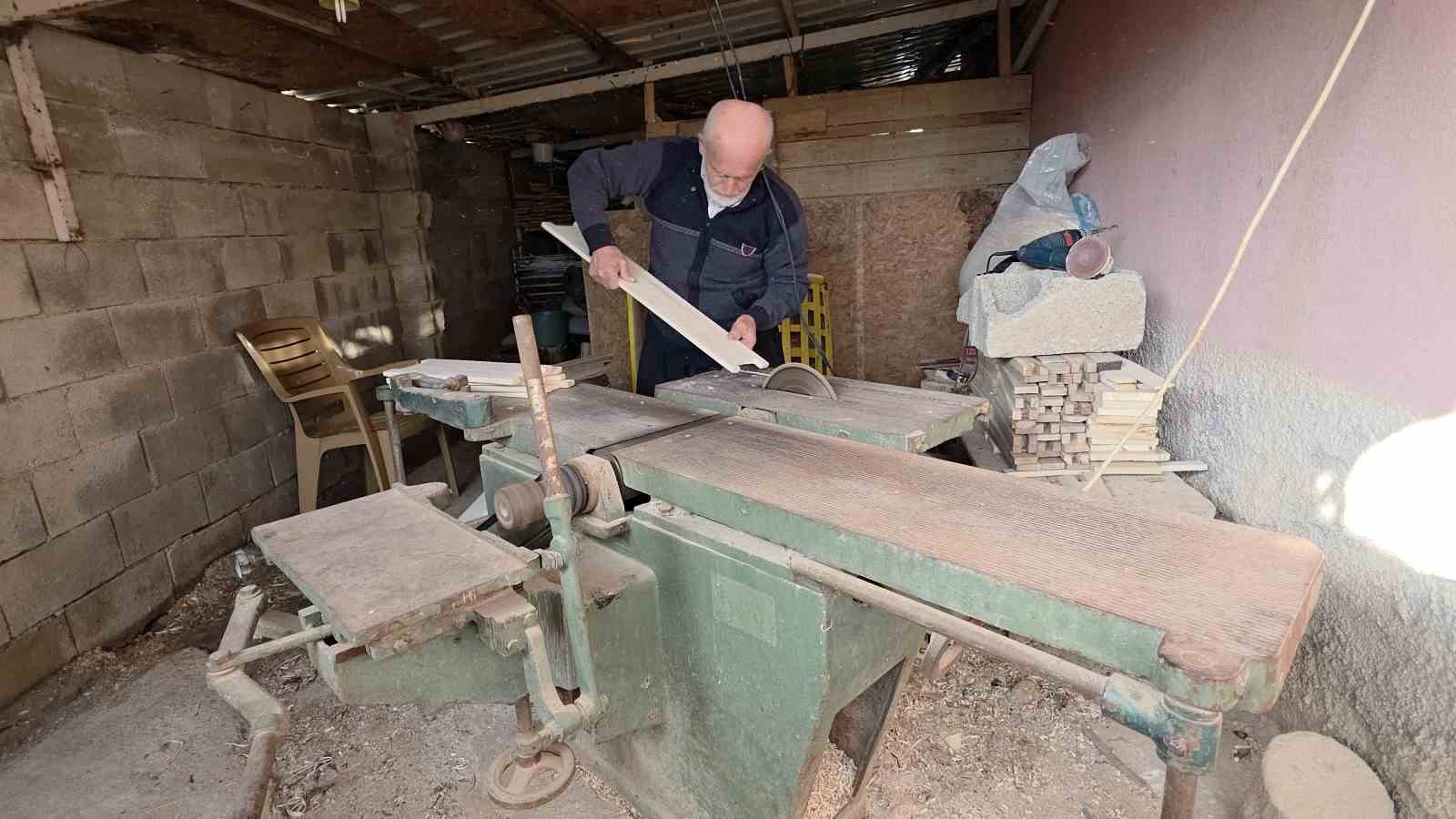Mesleğine ömrünü adayan tahta beşik ustası, sanatını yaşatacak çırak bulamadı
