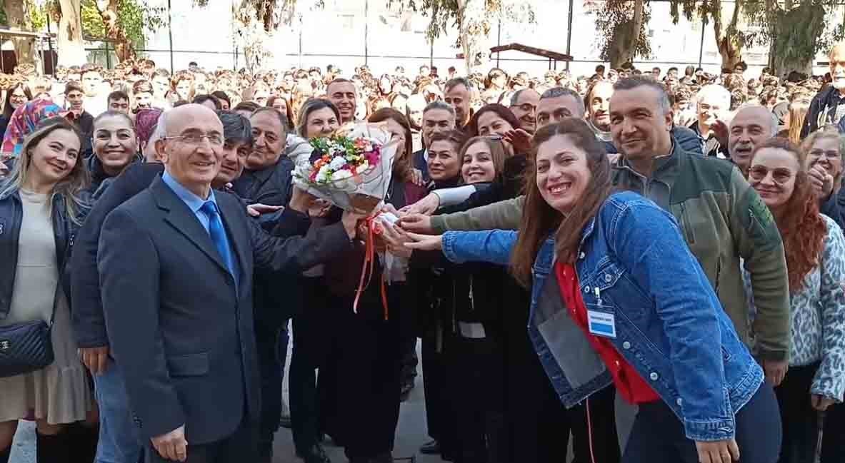 Meslek hayatında 50 bin öğrencinin hayatına dokunan 40 yıllık öğretmene alkışlar içerisinde hüzünlü veda
