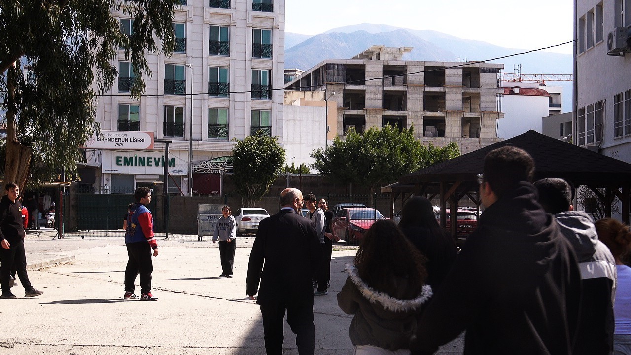 Meslek hayatında 50 bin öğrencinin hayatına dokunan 40 yıllık öğretmene alkışlar içerisinde hüzünlü veda
