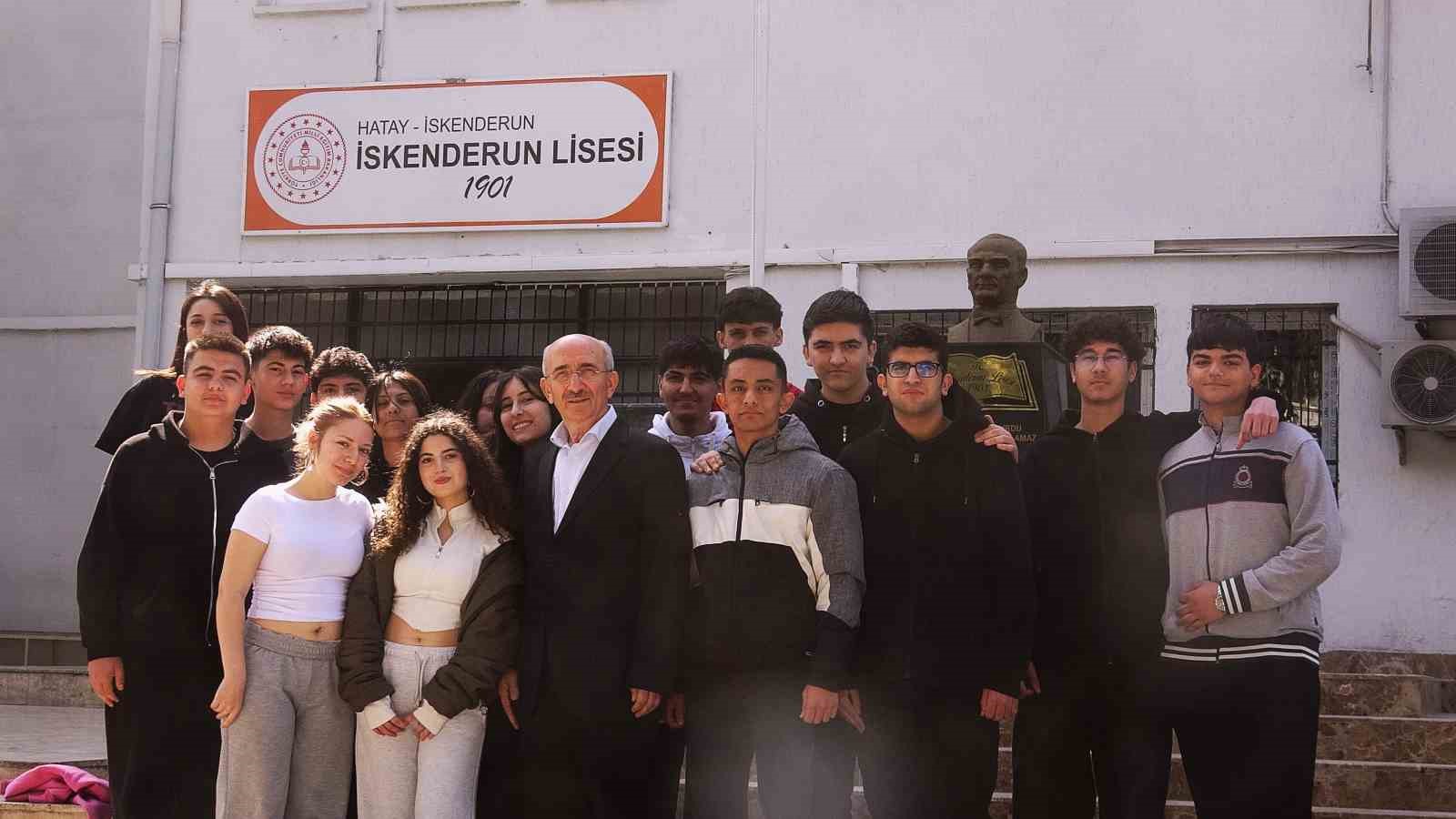 Meslek hayatında 50 bin öğrencinin hayatına dokunan 40 yıllık öğretmene alkışlar içerisinde hüzünlü veda
