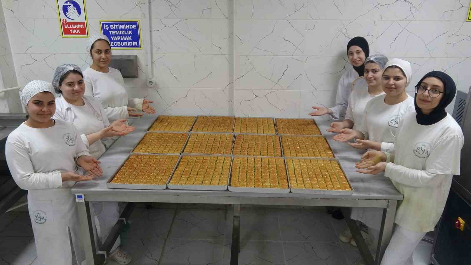 Meslek liseli kızların Ramazan’da baklava mesaisi
Meslek liseli kızların Ramazan’da baklava mesaisi