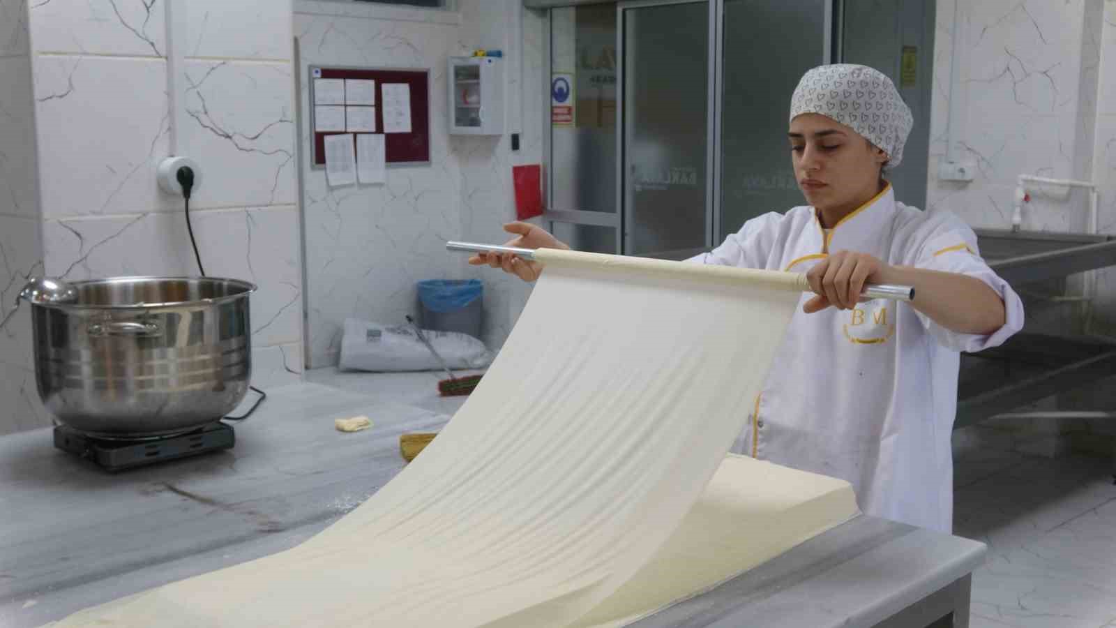 Meslek liseli kızların Ramazan’da baklava mesaisi
Meslek liseli kızların Ramazan’da baklava mesaisi